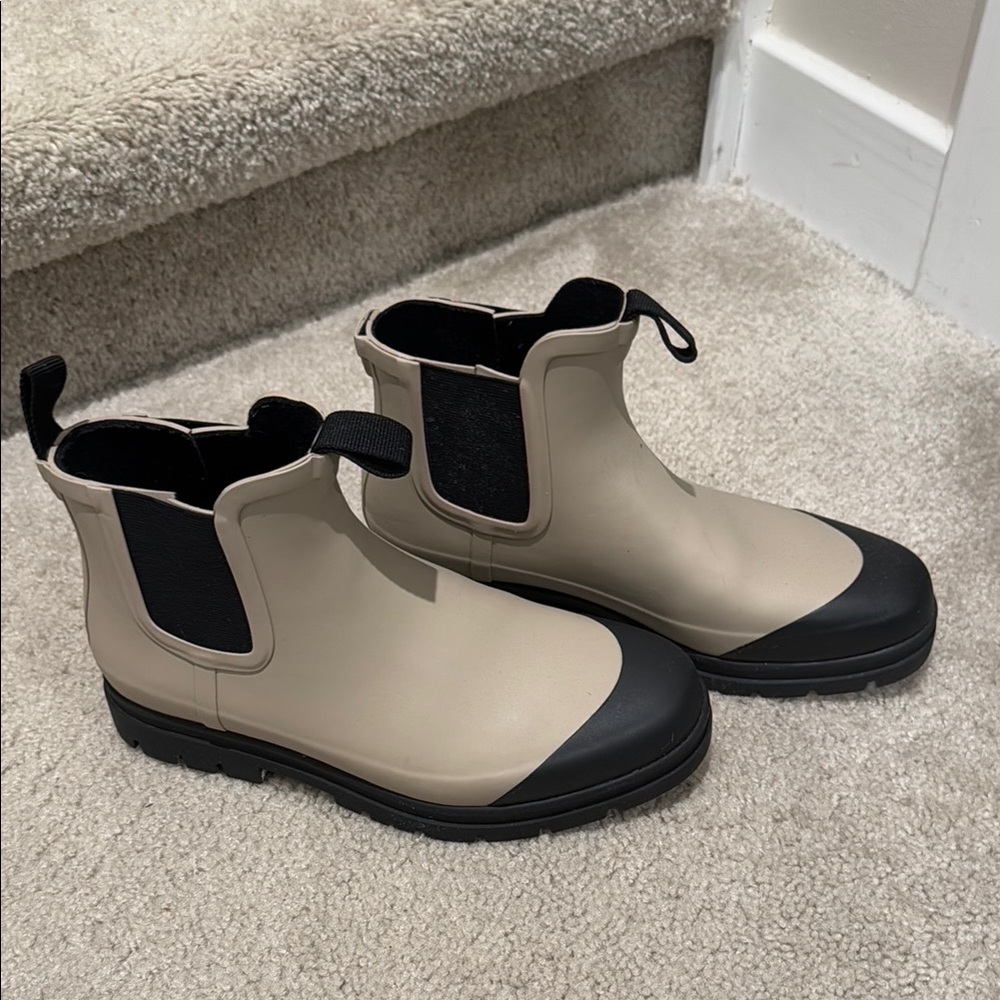 Everlane Women’s Chelsea Rain Boot Stone